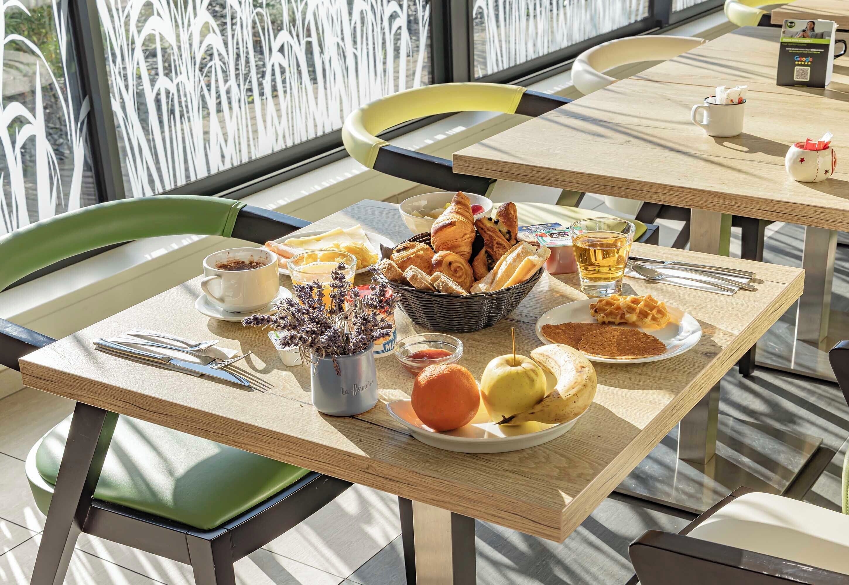 Petit déjeuner buffet servi tous les jours en supplément