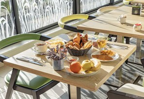 Tägliches Frühstücksbuffet gegen Gebühr