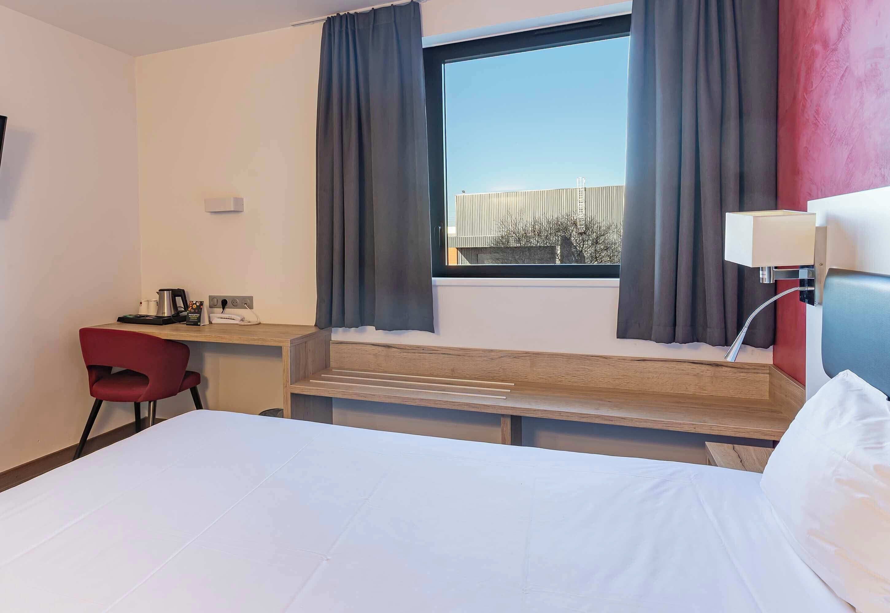 1 Schlafzimmer, hochwertige Bettwaren, Zimmersafe, Schreibtisch