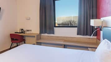 1 Schlafzimmer, hochwertige Bettwaren, Zimmersafe, Schreibtisch