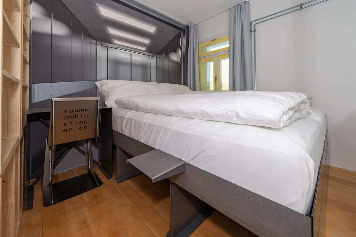 Im Fahrstuhl  / Elevator (external bathroom) | デスク、遮光カーテン、WiFi (無料)、ベッドシーツ