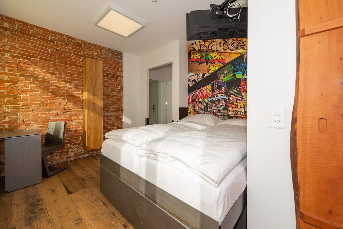 New York Graffiti | デスク、遮光カーテン、WiFi (無料)、ベッドシーツ