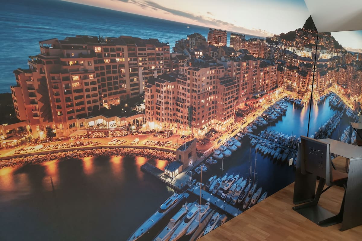 Monaco am Hafen | デスク、遮光カーテン、WiFi (無料)、ベッドシーツ