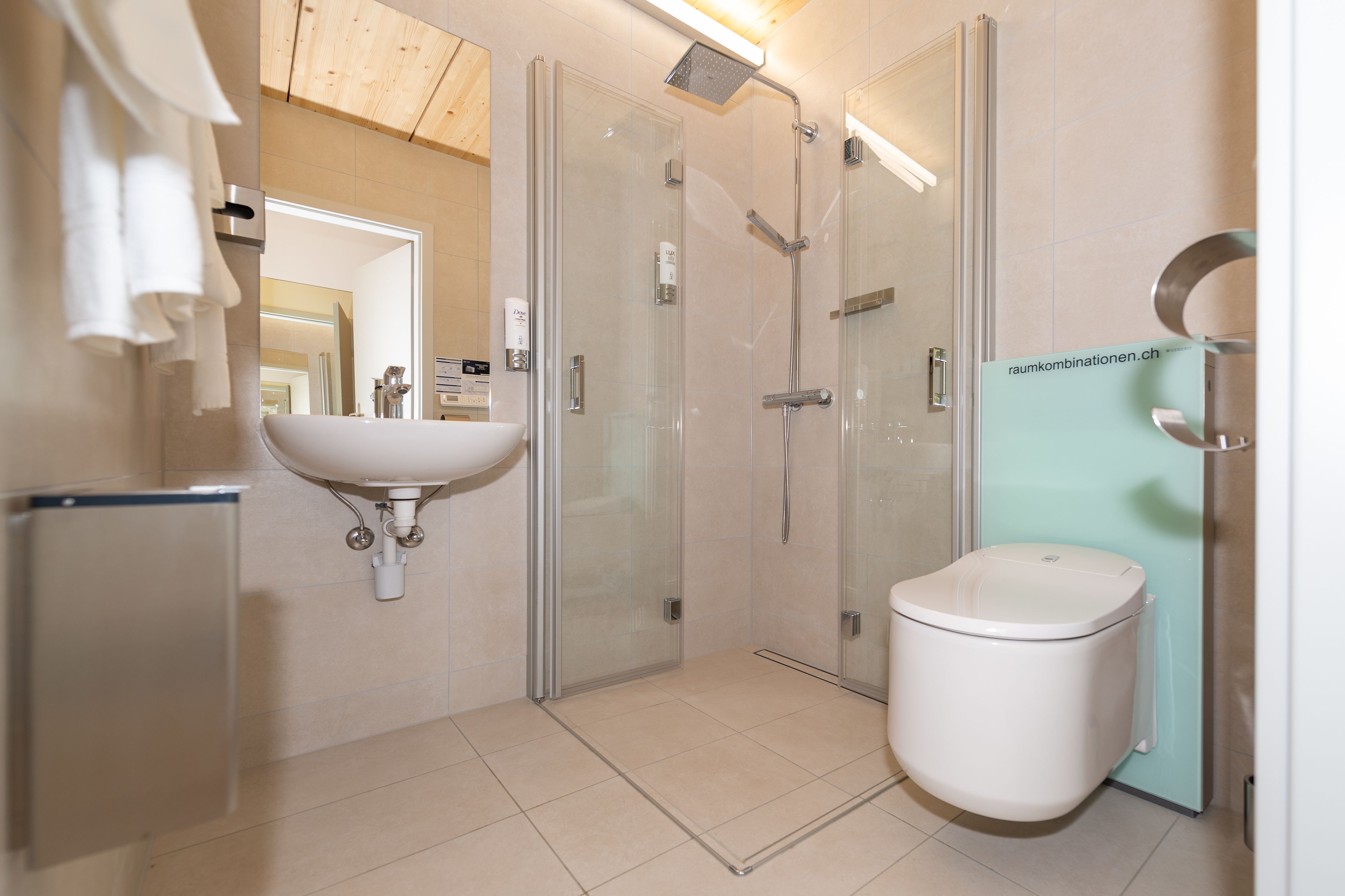 jet / flugzeug (accessible) | bathroom | shower, towels, soap, toilet paper