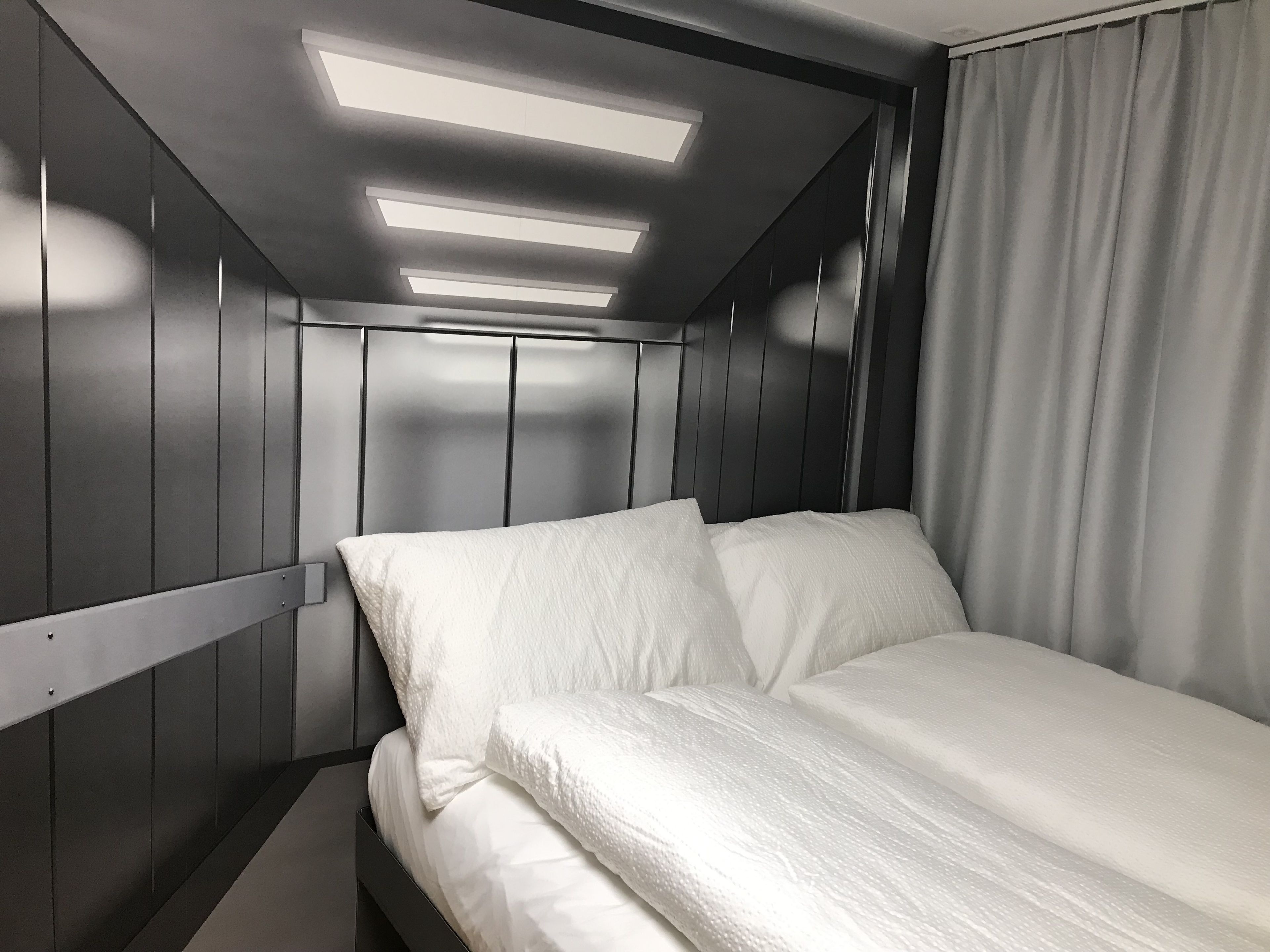 im fahrstuhl  / elevator (external bathroom) | desk, blackout curtains, free wifi, bed sheets