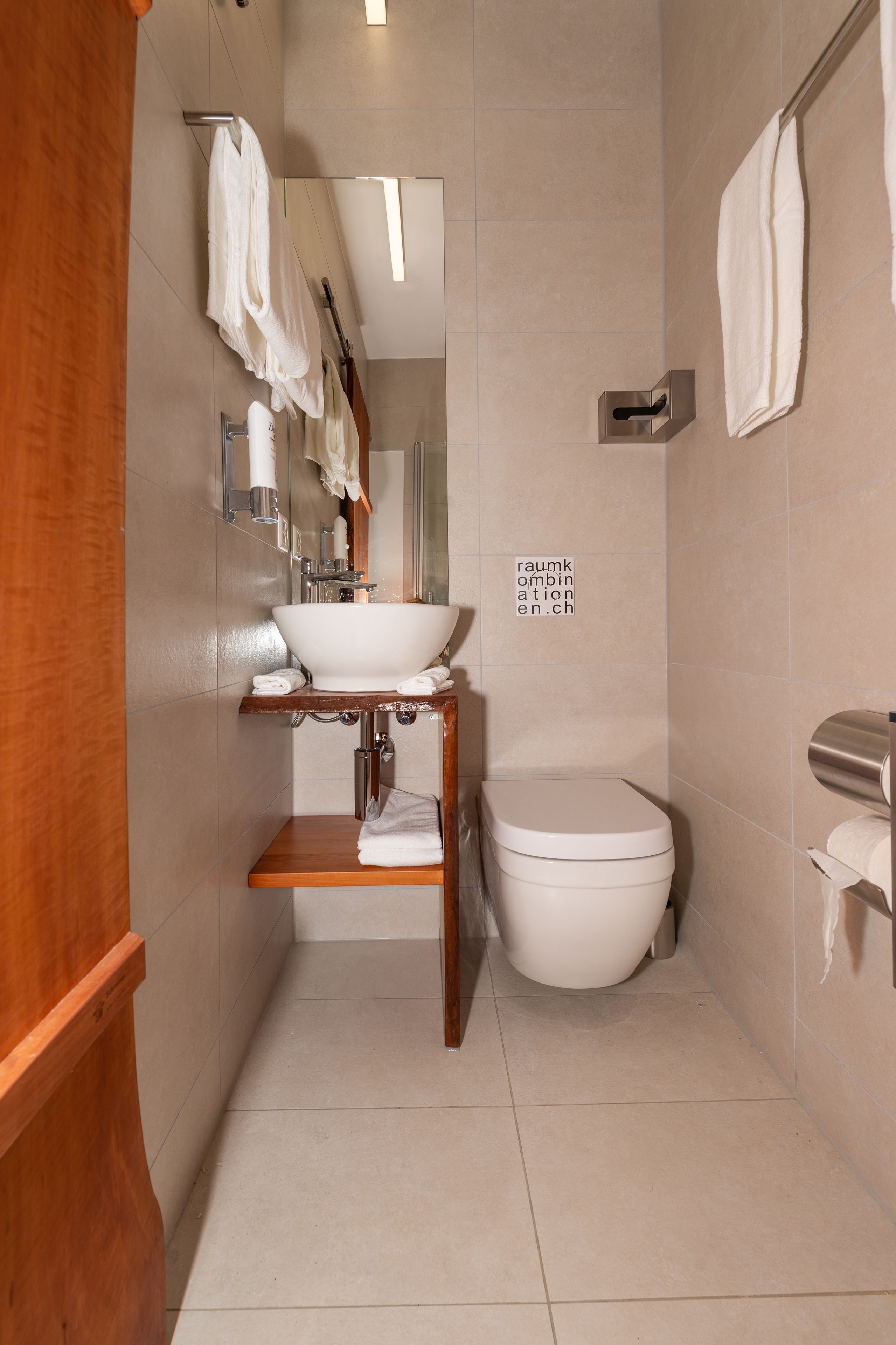 auf der holzbrücke & 3d elemente / polytop | bathroom | shower, towels, soap, toilet paper