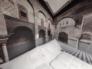 Escritorio, cortinas blackout, wifi gratis y ropa de cama