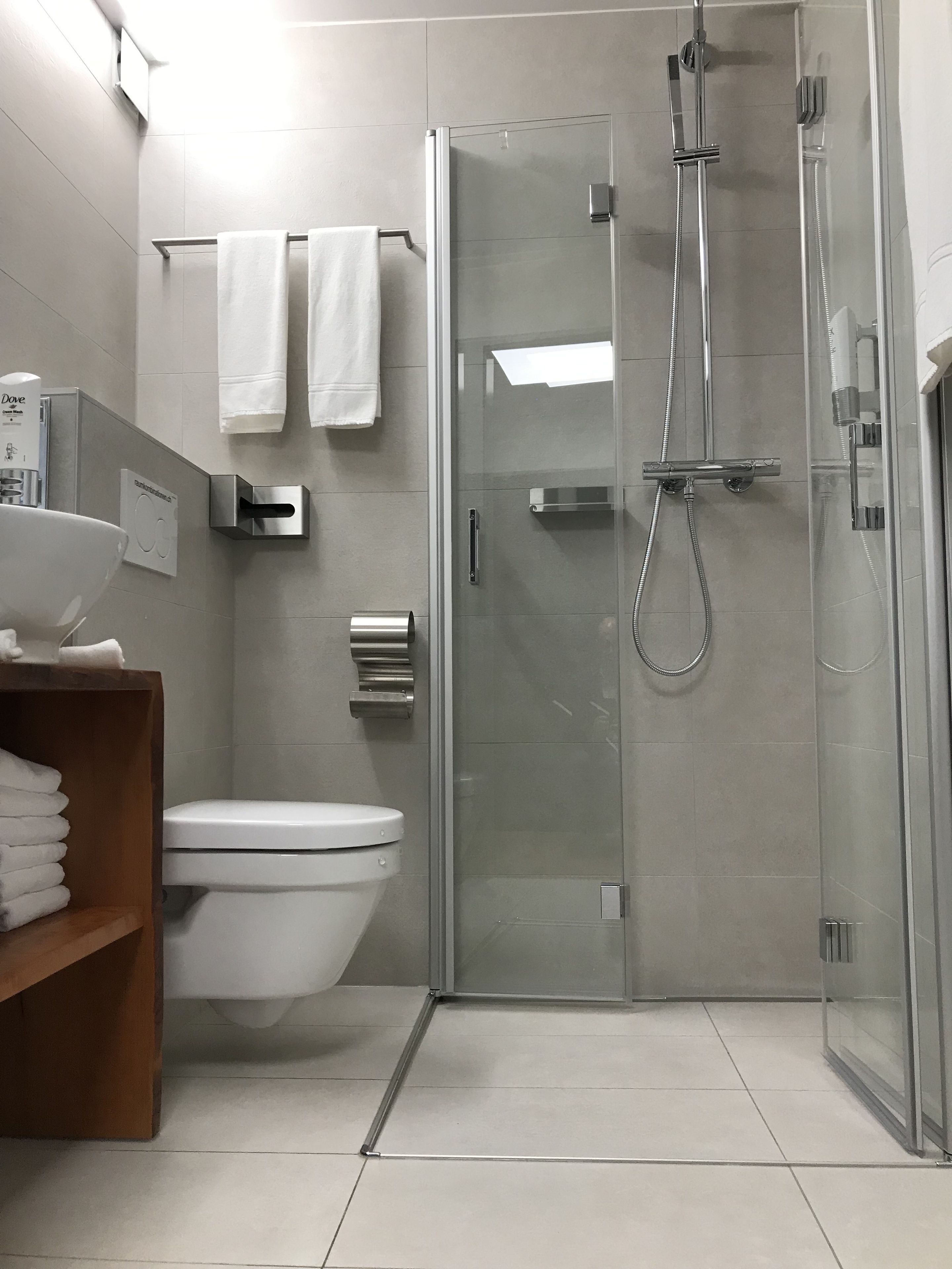 im fahrstuhl  / elevator (external bathroom) | bathroom | shower, towels, soap, toilet paper