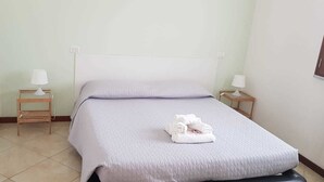 Chambre Simple, vue cour intérieure