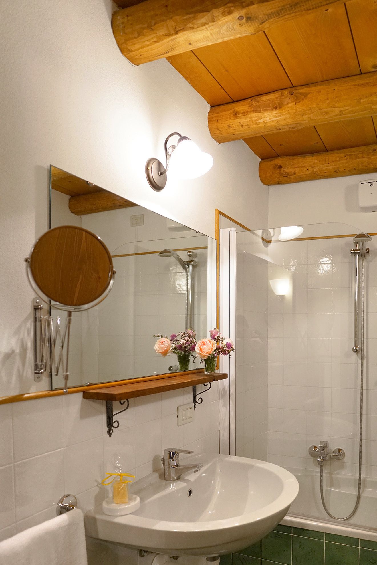 Familien-Vierbettzimmer | Badezimmer | Kostenlose Toilettenartikel, Haartrockner, Bidet, Handtücher