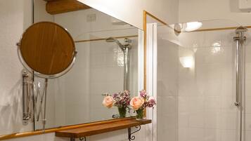 Familien-Vierbettzimmer | Badezimmer | Kostenlose Toilettenartikel, Haartrockner, Bidet, Handtücher