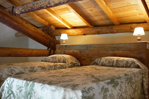Family Quadruple Room | Down comforters, blackout drapes, iron/ironing board, free WiFi - Domus Cariana (San Pietro in Cariano)