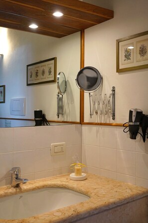 Double Room (Small) | Bathroom | Free toiletries, hair dryer, bidet, towels - Domus Cariana (San Pietro in Cariano)