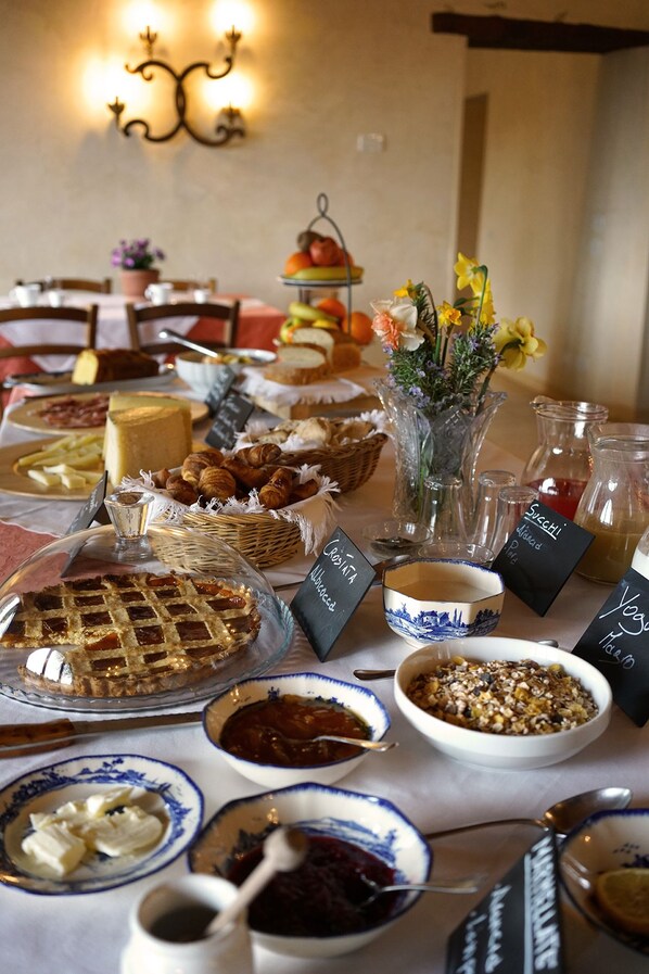 Café da manhã com buffet grátis todos os dias