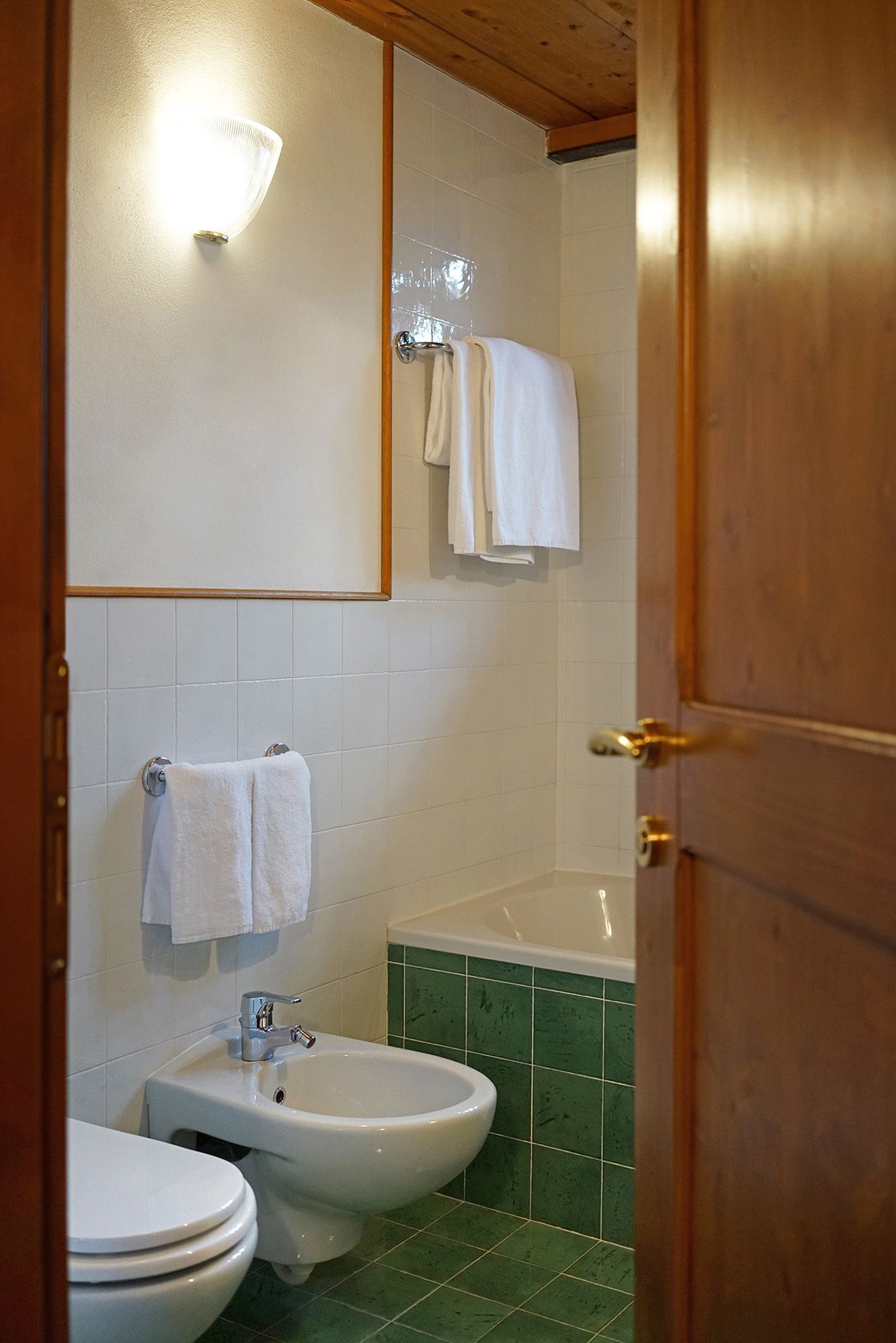 Un baño con inodoro, bidé y lavabo.