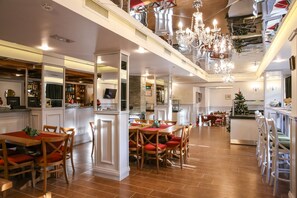 Tägliches Frühstücksbuffet (9.2 EUR pro Person)