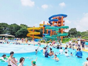Een waterpark met diverse glijbanen en zwembaden.