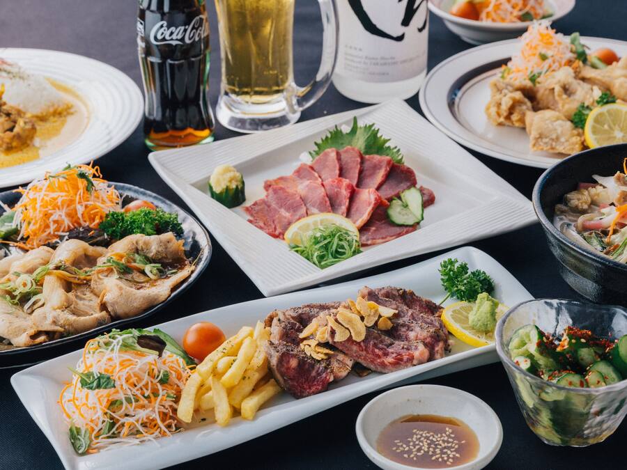 Variedad de platos sobre una mesa, incluyendo arroz, carne y verduras.