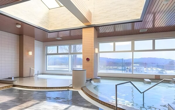 Une piscine intérieure moderne offrant une vue dégagée sur le paysage environnant.