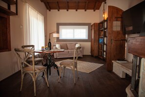 Deluxe Suite, Jetted Tub (Legno) | Living area - B.O. Spa Suite (Rome)