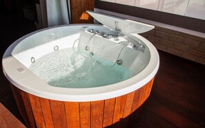Deluxe Suite, Jetted Tub (Legno) | Jetted tub - B.O. Spa Suite (Rome)