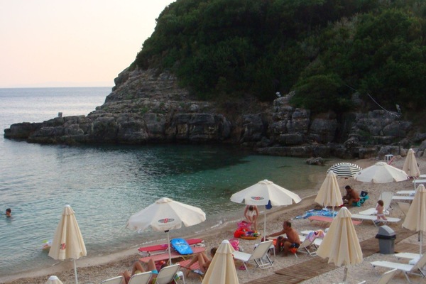 Beach nearby, white sand, 4 beach bars