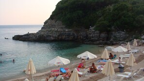 Beach nearby, white sand, 4 beach bars - Delphin Rooms Sivota (Igoumenitsa)