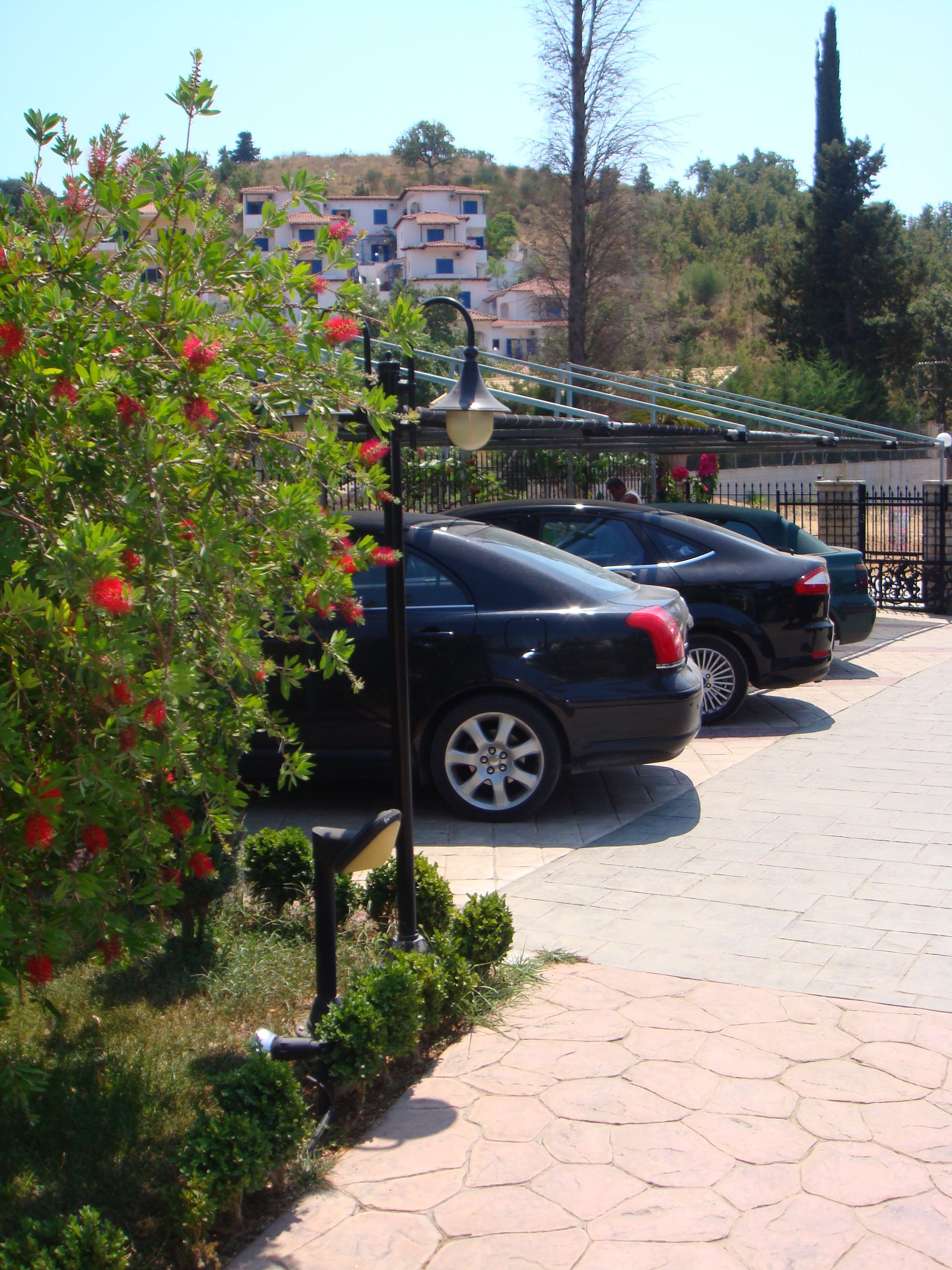 Un área de estacionamiento con automóviles y un poste de luz.