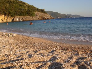 Beach nearby, white sand, 4 beach bars - Delphin Rooms Sivota (Igoumenitsa)