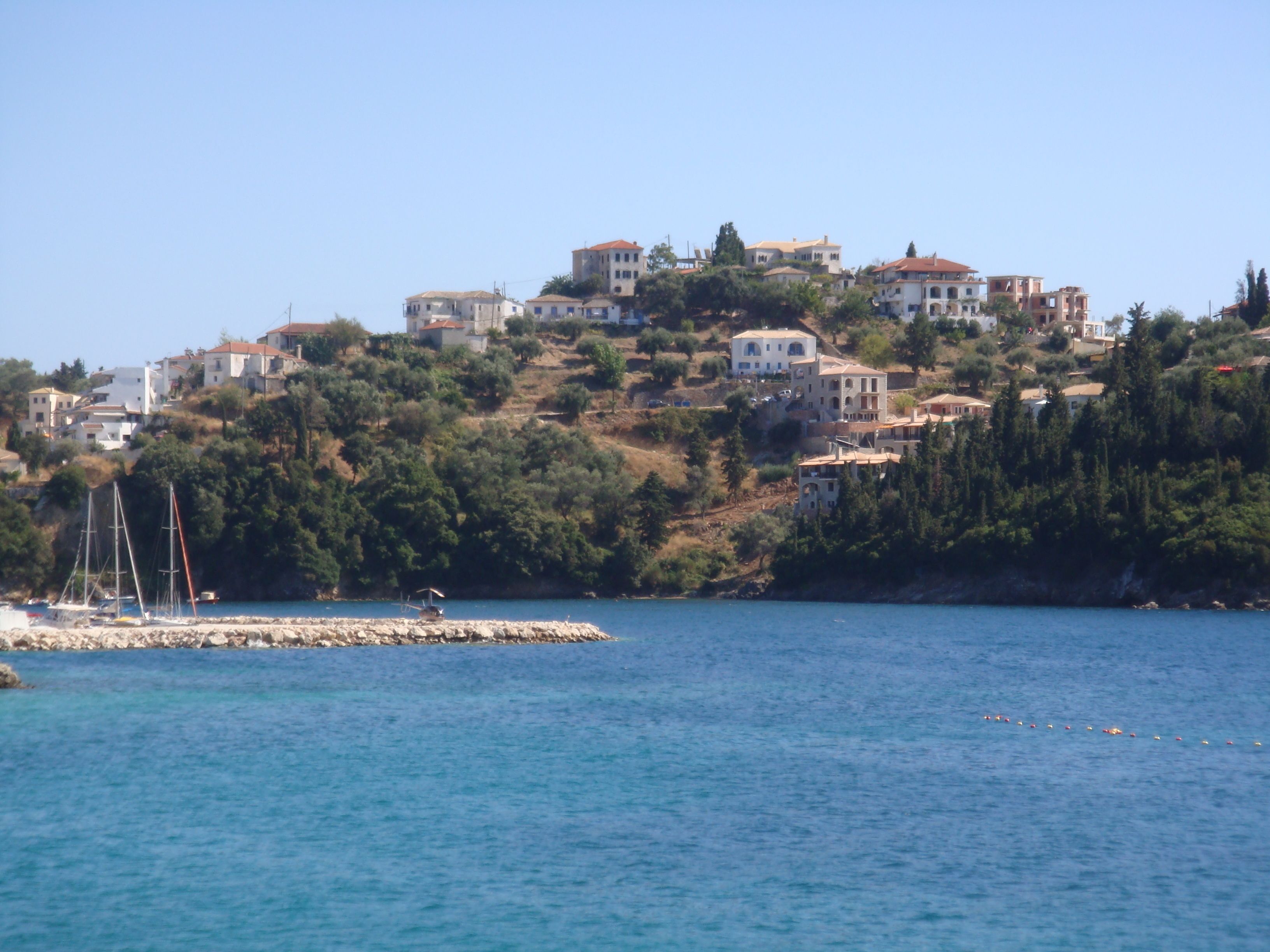 beach nearby, white sand, 4 beach bars