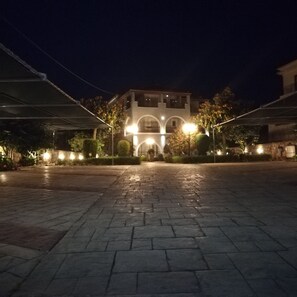 Voorkant accommodatie - avond/nacht