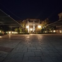 Fachada de la propiedad por la tarde o noche