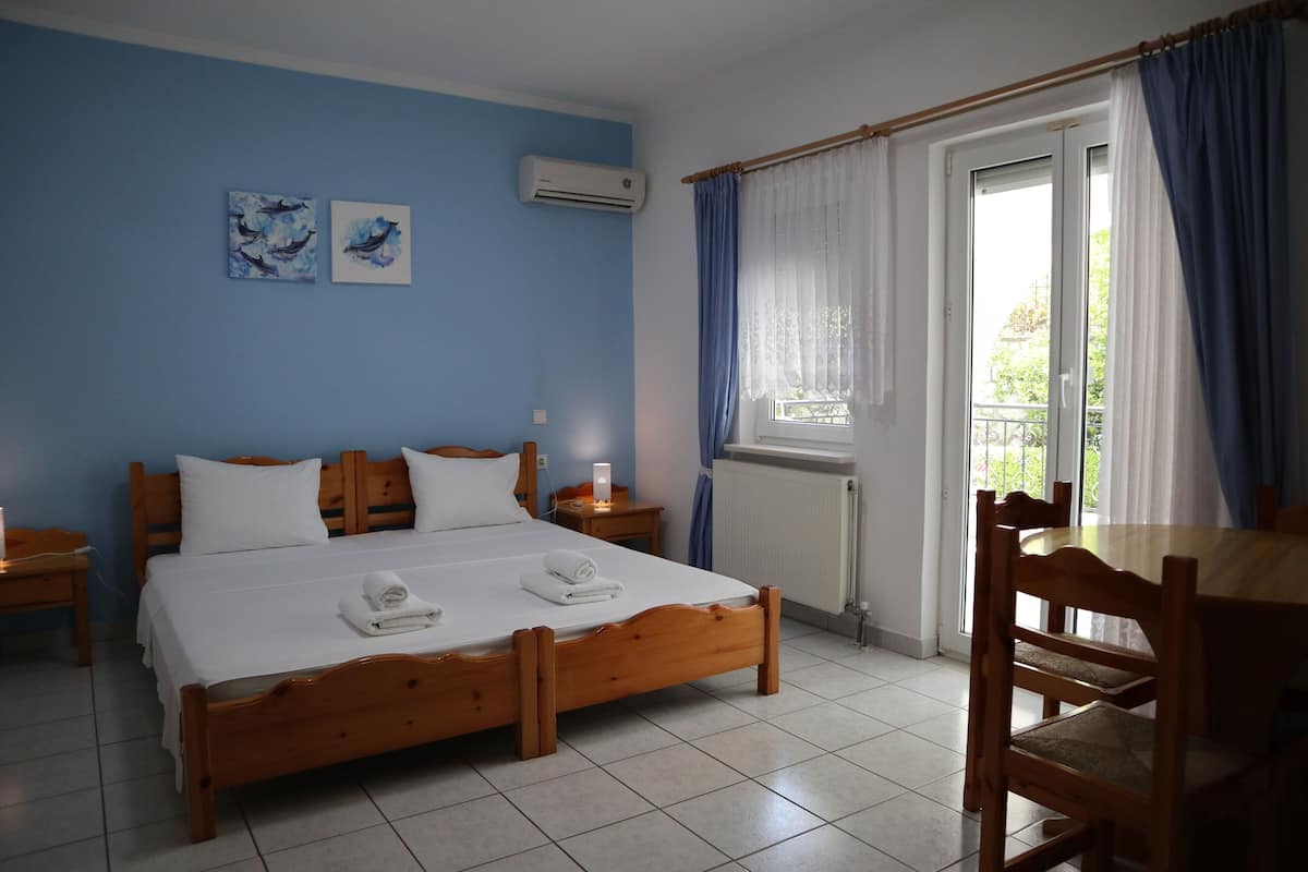 Family Room | 1 bedroom, hypo-allergenic bedding, desk, laptop workspace
