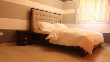 Deluxe Apartment, 2 Queen Beds, Smoking, City View