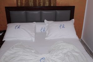 Basic Room | Laptop workspace, iron/ironing board, free WiFi, bed sheets - Elu Hotel Appart (Douala)
