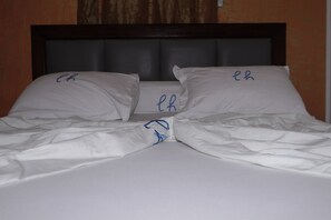 Basic Room | Laptop workspace, iron/ironing board, free WiFi, bed sheets - Elu Hotel Appart (Douala)