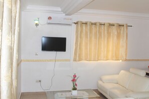 Deluxe-Apartment, 2 Queen-Betten, Raucher, Stadtblick | Fernseher