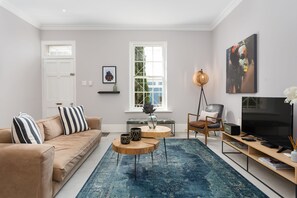 Flat-screen TV - 39 Loader (Cape Town)