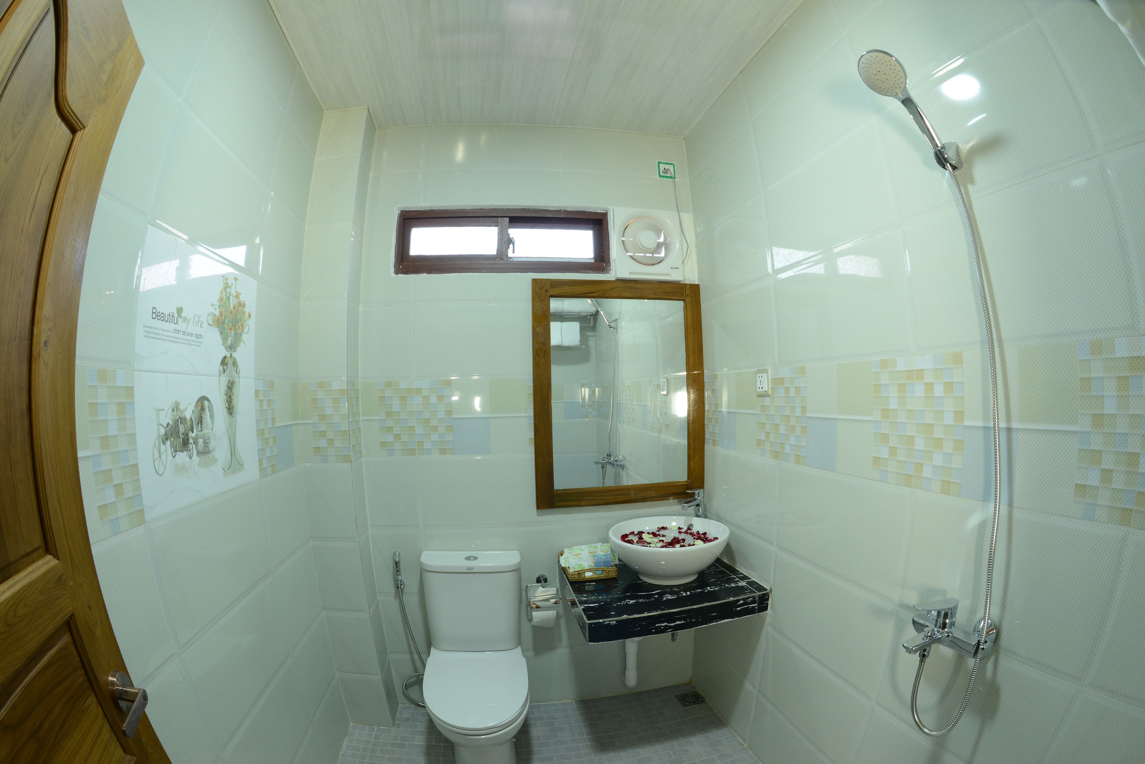 Une salle de bain avec des toilettes, un lavabo et une douche.