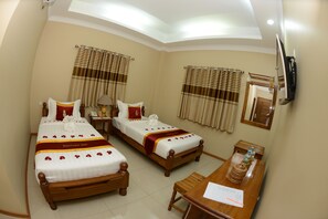 Desk, laptop workspace, free WiFi - Bagan Comfort Hotel (Nyaung-U)