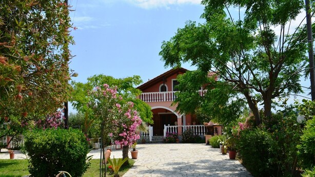 A house with a stone pathway leading to a balcony. - Villasabella (Zakynthos)