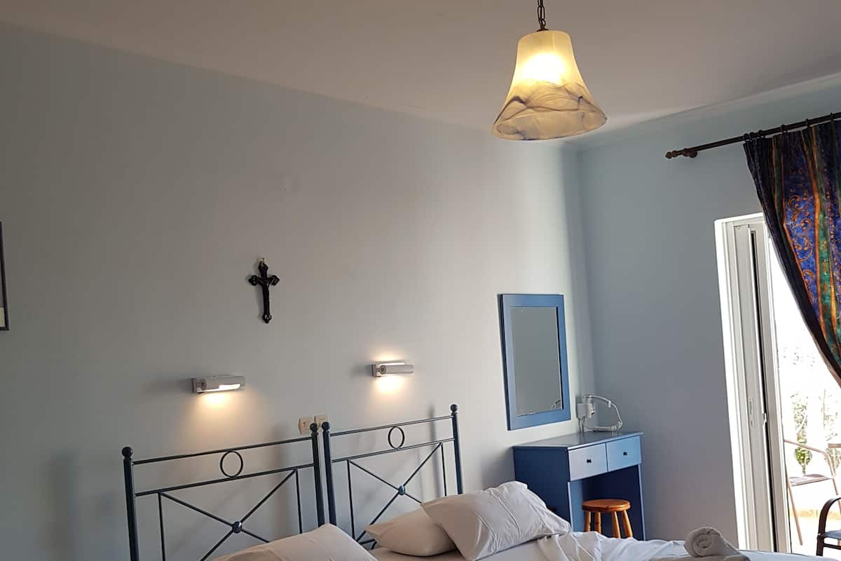 Double Room H | 1 bedroom, in-room safe, individually furnished, blackout curtains