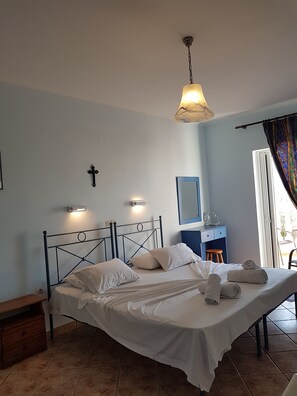 Double Room H | Cofres nos quartos, individualmente mobiliados, cortinas blackout