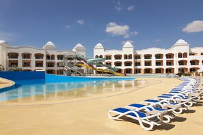 3 piscines extérieures, parasols de plage, chaises longues