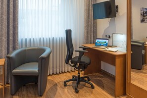 Comfort Double Room | Living area | Flat-screen TV - Hotel Elysee (Seligenstadt)