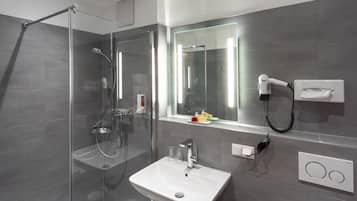 Habitación doble superior | Baño | Ducha, artículos de higiene personal gratuitos y secador de pelo