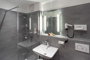Habitación doble superior | Baño | Ducha, artículos de higiene personal gratuitos y secador de pelo