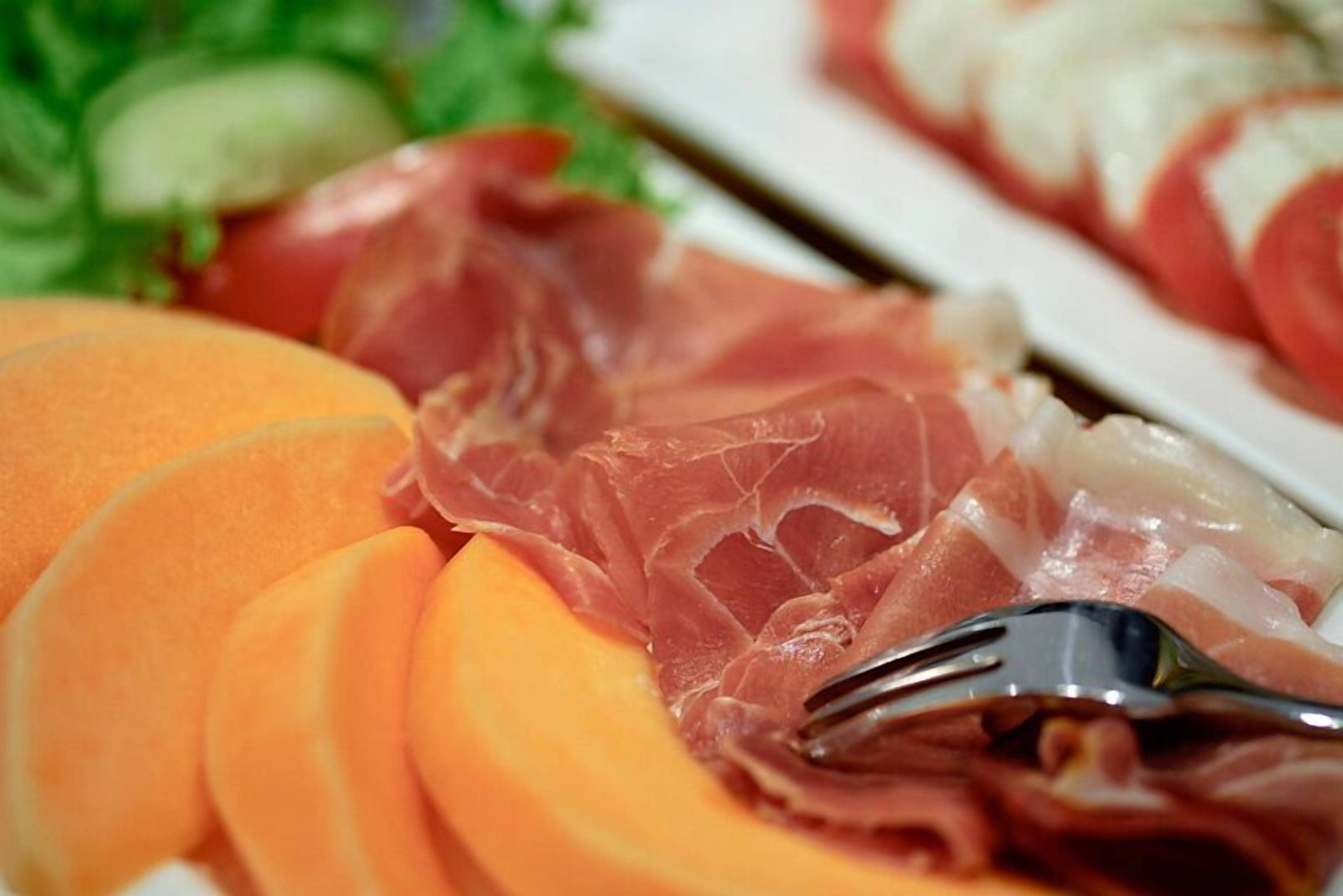 Un plat de prosciutto en làmines i meló.