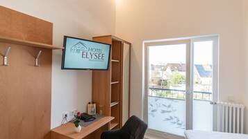 Single Room | Living area | Flat-screen TV