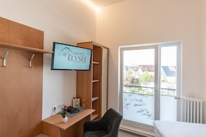 Single Room | Living area | Flat-screen TV